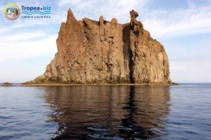 Escursione alle isole Eolie in gommone Strombolicchio - Stromboli
