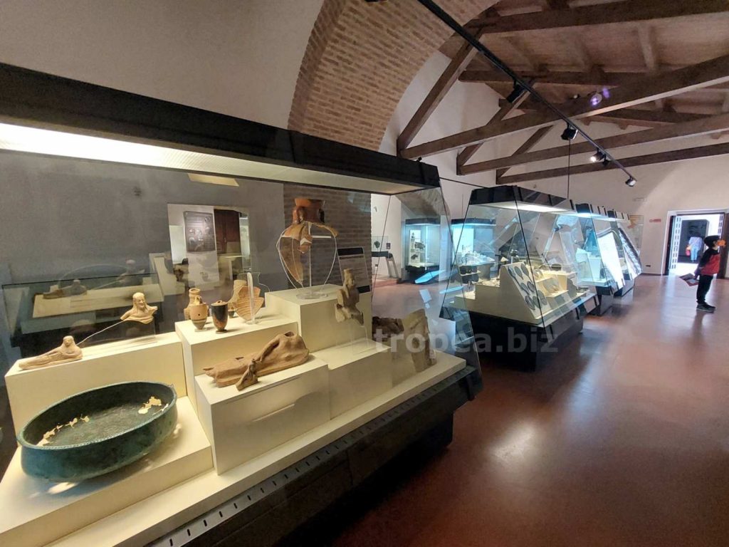 Vetrine con i reperti archeologici esposte al museo Capialbi di Vibo Valentia.