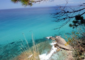 Il mare sotto la Villa D'Aquino a picco sul mare di Tropea