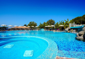 La piscina dell'hotel Scoglio del  Leone Tropea