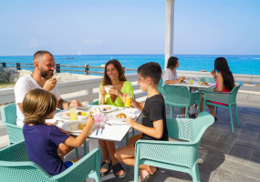 Il bar sul mare del villaggio robinson